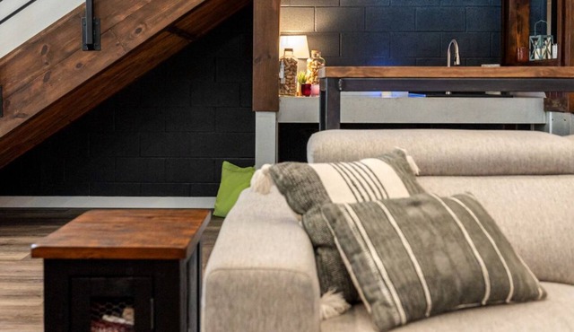 8 Private Bungalow Suites PLUS the Deluxe Main Barndo in Granbury, TX! Sleeps 36