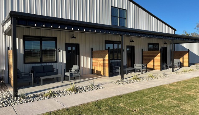 8 Private Bungalow Suites @ Barndo Bungalows in Granbury, TX! Sleeps 26