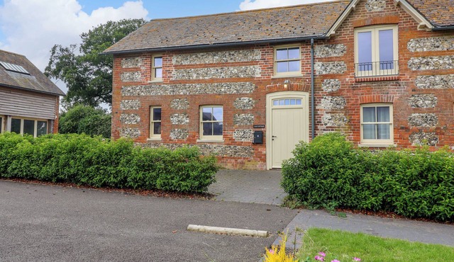 8 ROOKHAYE, pet friendly, character holiday cottage in Salisbury