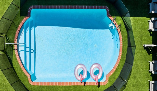 8 Room Family Retreat ~ Prime Location ~ Heated Pool ~ 9 Min. Walk to Beach + Nightlife