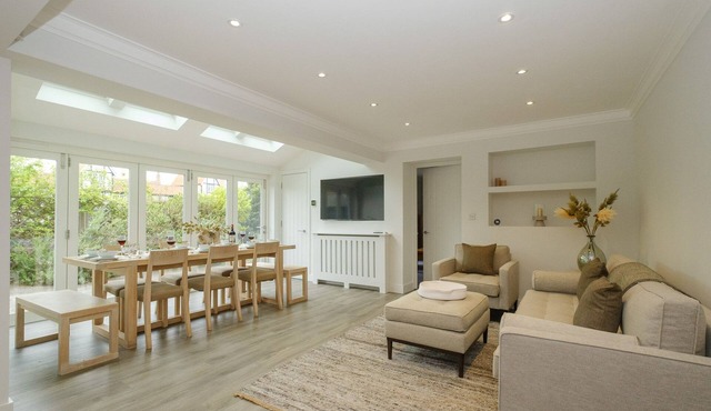 8 Sanctuary - sleeps 12 guests in 6 bedrooms