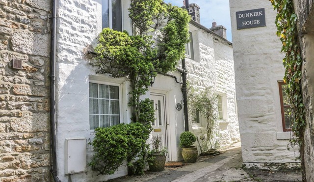 8 STONEGATE, pet friendly, character holiday cottage in Low Bentham