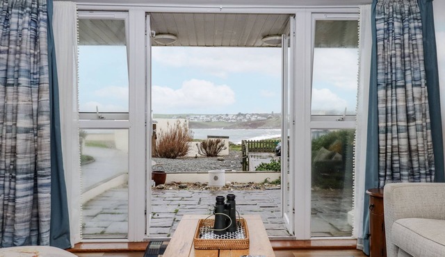 8 THURLESTONE ROCK, pet friendly, with pool in Thurlestone