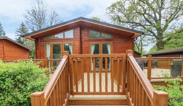 8 WATERSIDE WOOD, pet friendly, with a garden in Troutbeck Bridge