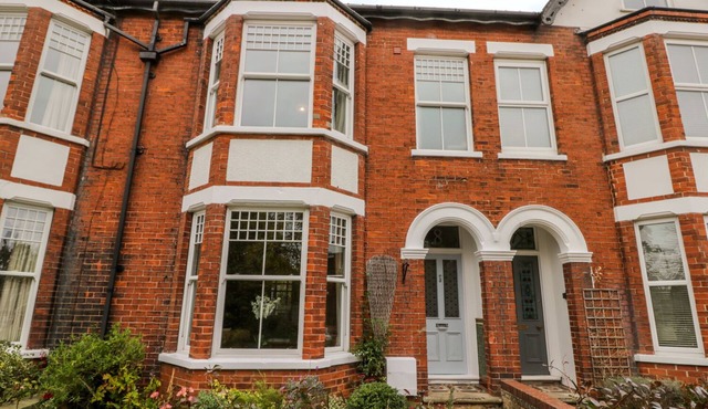 8 WILTON ROAD, pet friendly, character holiday cottage in Hornsea