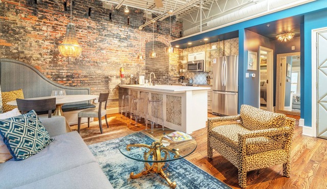 80 LEX 203 + free parking 1 BD King/1 BA