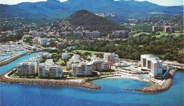 80 m², 2 BEDROOM - INCREDIBLE FRONT SEA VIEW - 1min Pool, Beach, Tennis…