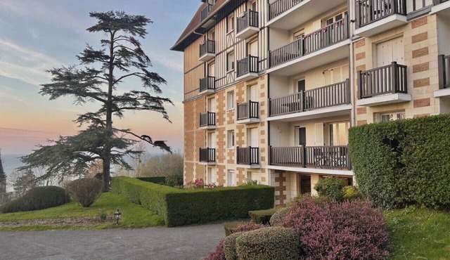 80 m² Apartment with Sea & Pool View – Sleeps 6