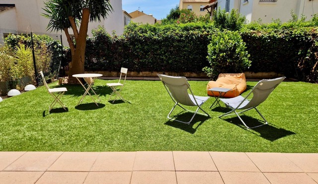 80 m2 garden apartment in quiet residence close to the coast.