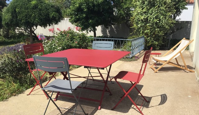 800 m from beaches, large family house, large garden, town center, quiet area