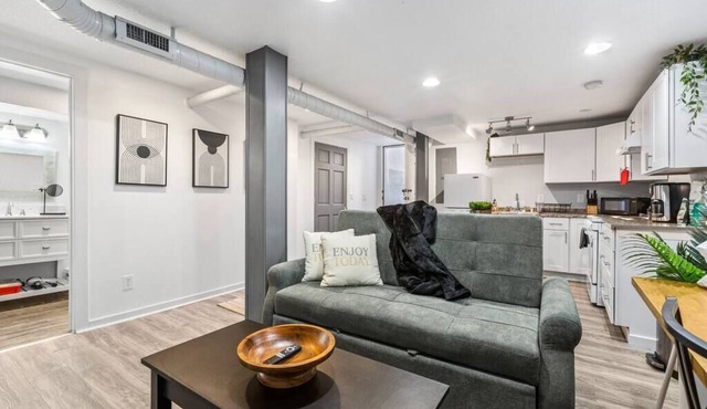 800 SQFT Basement w/Full Kitchen + Near Downtown