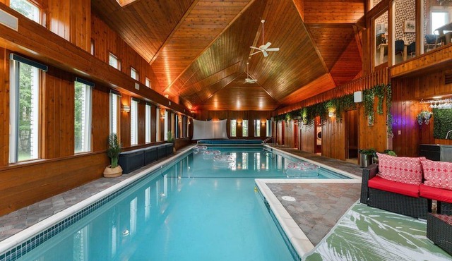 8000+ sq ft MANSION with indoor pool for 20+ guests! The Sens old Party House!
