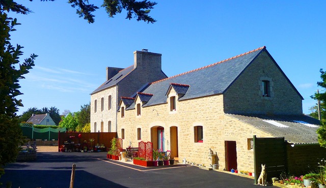 800m from beaches, GR34 and Ménéham classified site. 4 people.enclosed garden