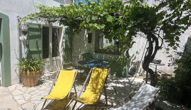 800m from the beach, house for 7 with garden