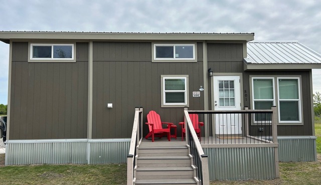 801 Cozy Loft cabin in delightful Honey Grove with AC, WiFi