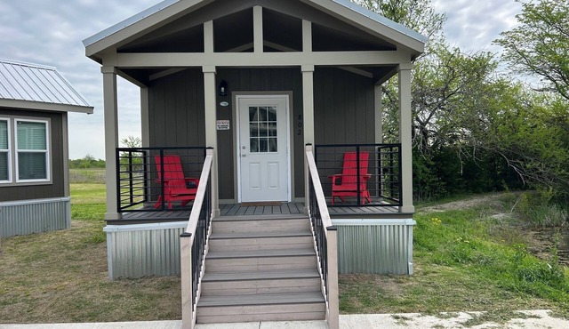 802 Charming cabin in Honey Grove with AC and WiFi