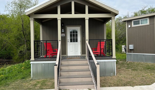 803 Charming cabin with WiFi and AC in serene Honey Grove