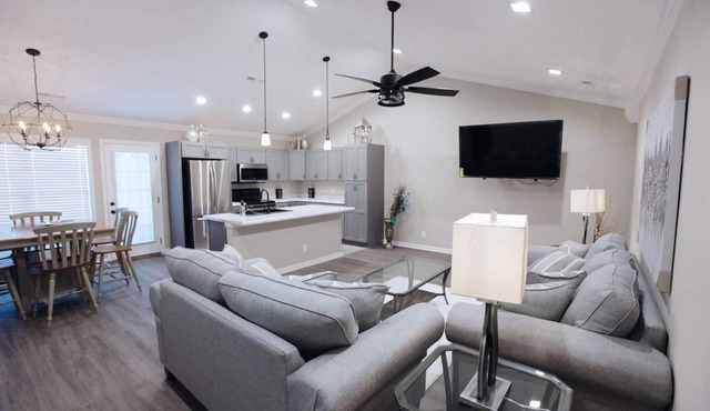 8039 Beautiful *New Construction* 20 mins to UT
