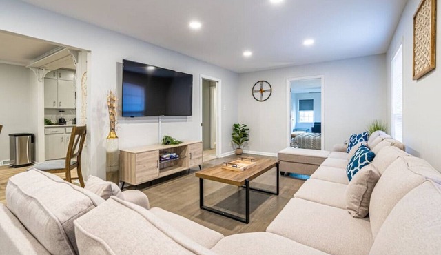 804 Vestavia · ⫷Urban Retreat⫸ Dual Master/Fiber WIFI Home