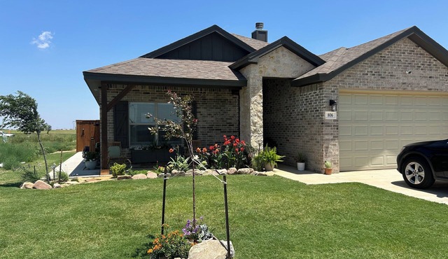 806 House! 3/2 home in welcoming Wolfforth with AC, WIFI, TV, + filtered water