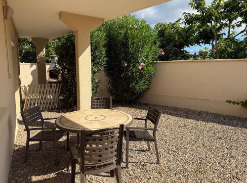 80m de la plage Appartement au rdc d'une maison 1 chambre 4 couchages cour LXRV9A