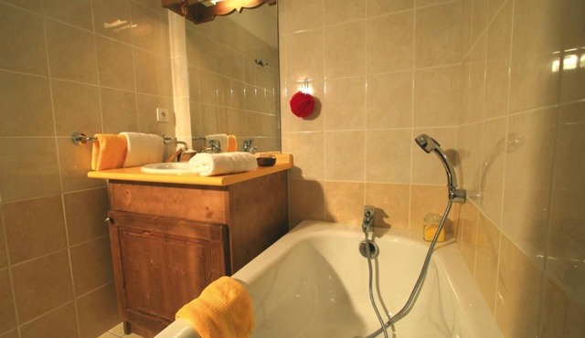 80m from ski slopes, fitness, swimming pool, terrace, balcony, tv, ski locker, 70m²