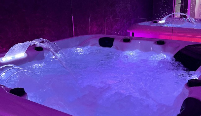 80m2 suite with jacuzzi and pool table, 30 min from Marseille