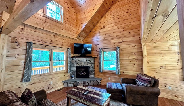 80pvr Log Home 20min to Bretton Woods! AC, Hot Tub, Wifi, Cable, Fireplace, Fire pit
