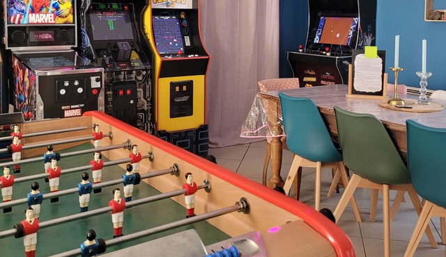 80s-themed fun house, with 'escape game'-style treasure hunt