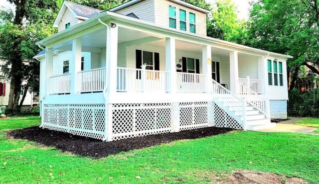 81) Entire 5 Bedroom Home with a Gameroom!