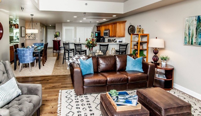 8104 Towers, beautiful condo! Quiet! Elevators, indoor/outdoor pools. Free wifi
