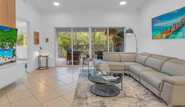 812 Mariners Club - 4 bedroom townhome with comfortable open living area