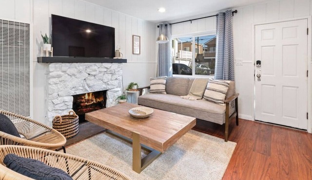 818 Portsmouth · Newly Remodeled Between Bay & Beach *Parking*Patio
