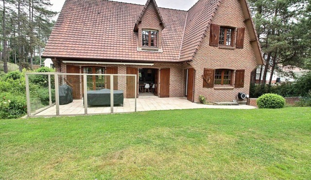 81ETANGS: Pretty 4-bedroom vacation home with garden close to the beach, for 8.