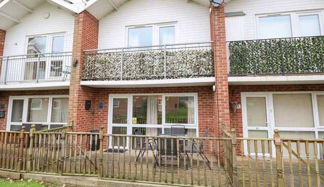 82 WATERSIDE, pet friendly, character holiday cottage in Corton