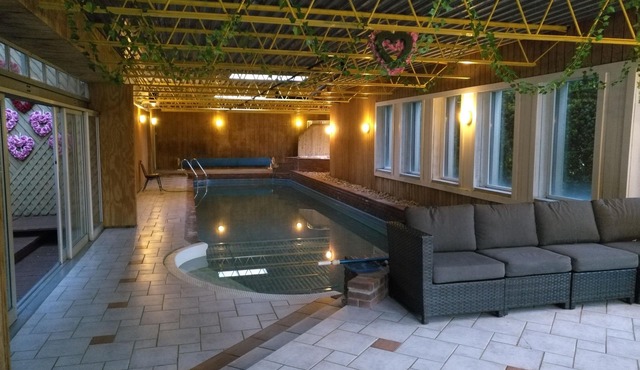 8200Sq. Ft. 3 acre vacation home w indoor pool 15 minutes to Canada` Wonderland