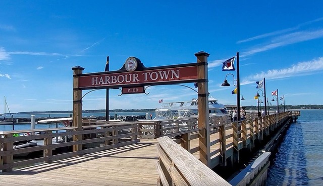 823 Ketch Court - Sea Pines Townhouse in Harbourtown-Quick walk to the Marina