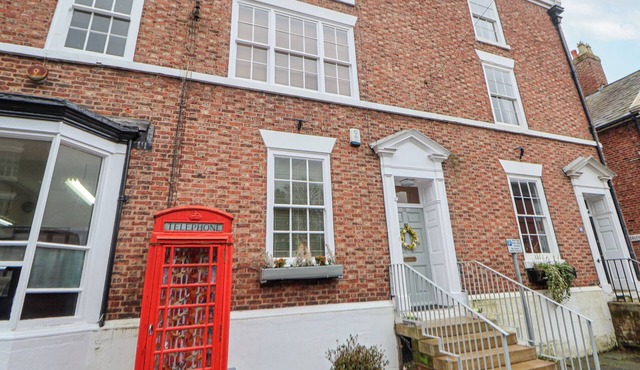 83 HIGH STREET, family friendly, with a garden in Tarporley