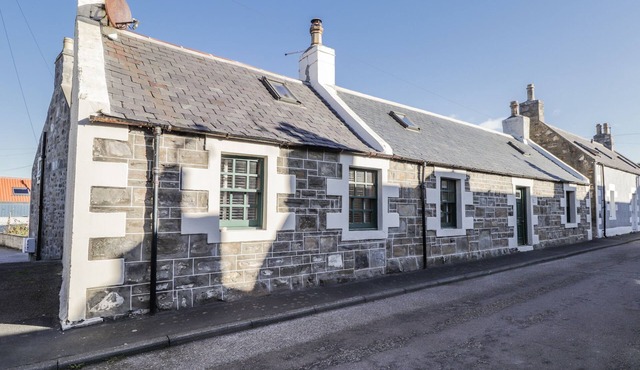 83 SEATOWN, pet friendly, character holiday cottage in Cullen
