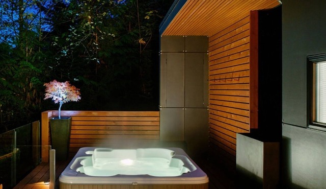 83MF - Lakeside - Hot Tub - WIFI - BBQ - Dock - Sleeps 4 NO PETS by RedAwning