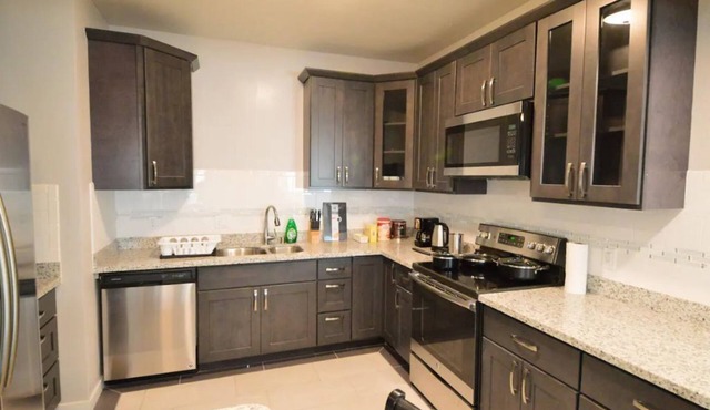 8402 - Spacious Apartment with A/C & Elevator near SFO