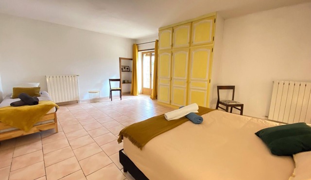 84B3 - Freesia, suite in 18th century Provencal farmhouse