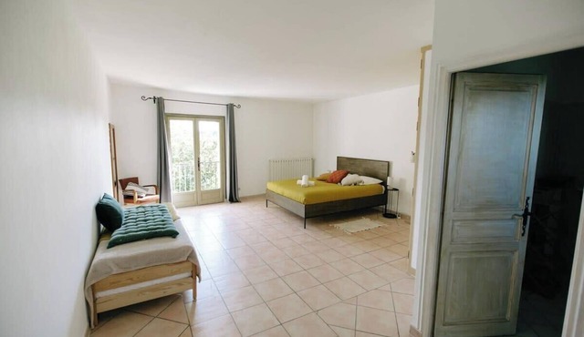 84B5 - Hibiscus, suite in an 18th century Provencal farmhouse
