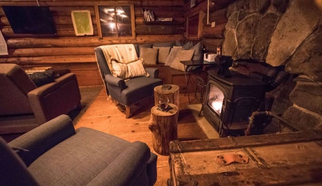 85 Dundee · Cozy Log Cabin/Private Hot Tub/Brook/Fireplace