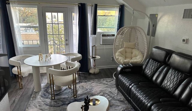 85-in TV|Massage Sofa|3 KING Beds|Walk to UT: ½ mi