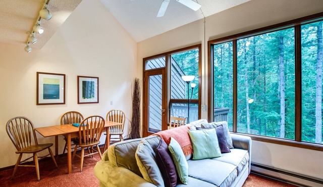 85SW - Fireplace - WiFi - Washer/Dryer - Dishwasher - Sleeps 4 by RedAwning