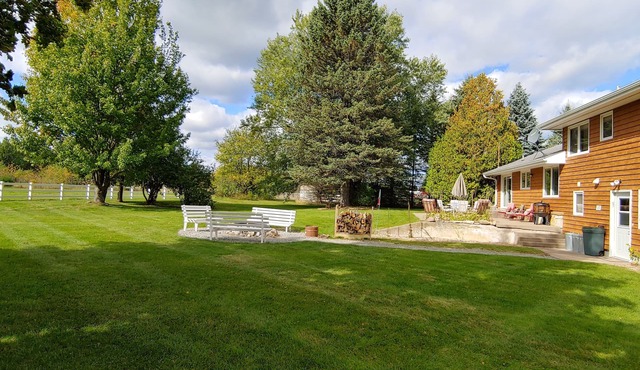 86" TV, Sauna, Firepit, Gym, Ping Pong, Pool, Foosball, Plenty of Parking, Grill
