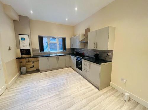 88 Modern Stylish Room Near Railway and football Station Self Check-in Fast WiFi