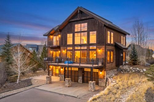 892 Saddle Ridge