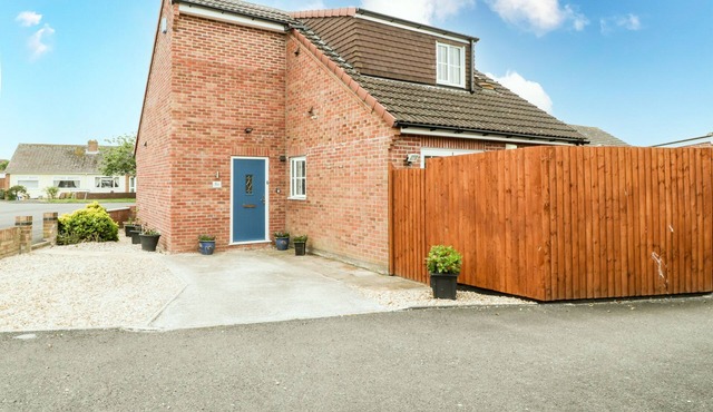 8A ROSEWOOD AVENUE, pet friendly, with a garden in Burnham-On-Sea